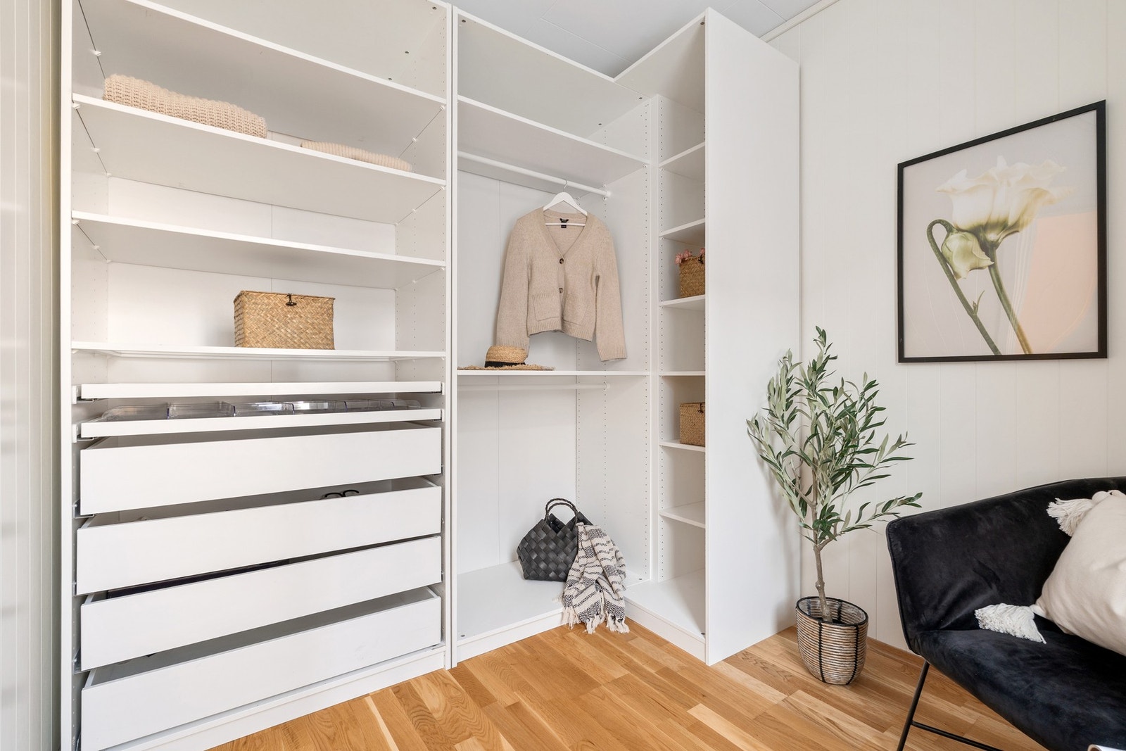 Perfekt som hjemmekontor eller walk-in closet. Galleribilde
