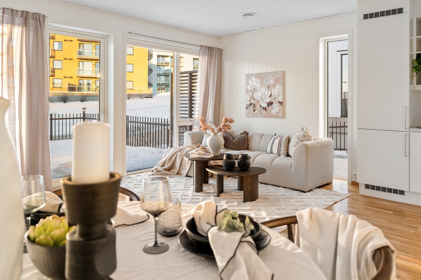 Fra stuen er det utgang til en flott tarrasse/hage. Galleribilde