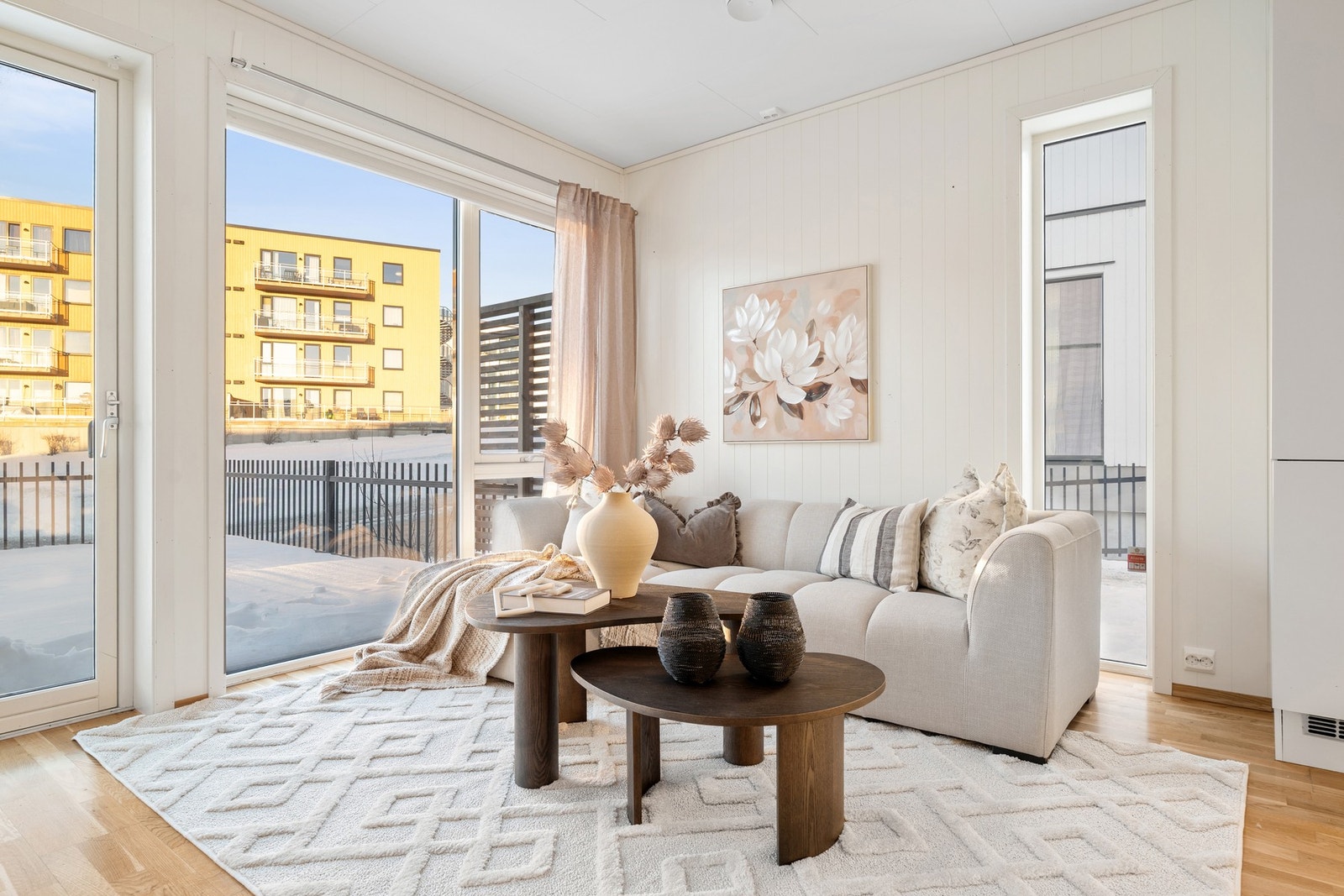 De store vindusoverflatene gir rikelig med lysinnslipp. Galleribilde