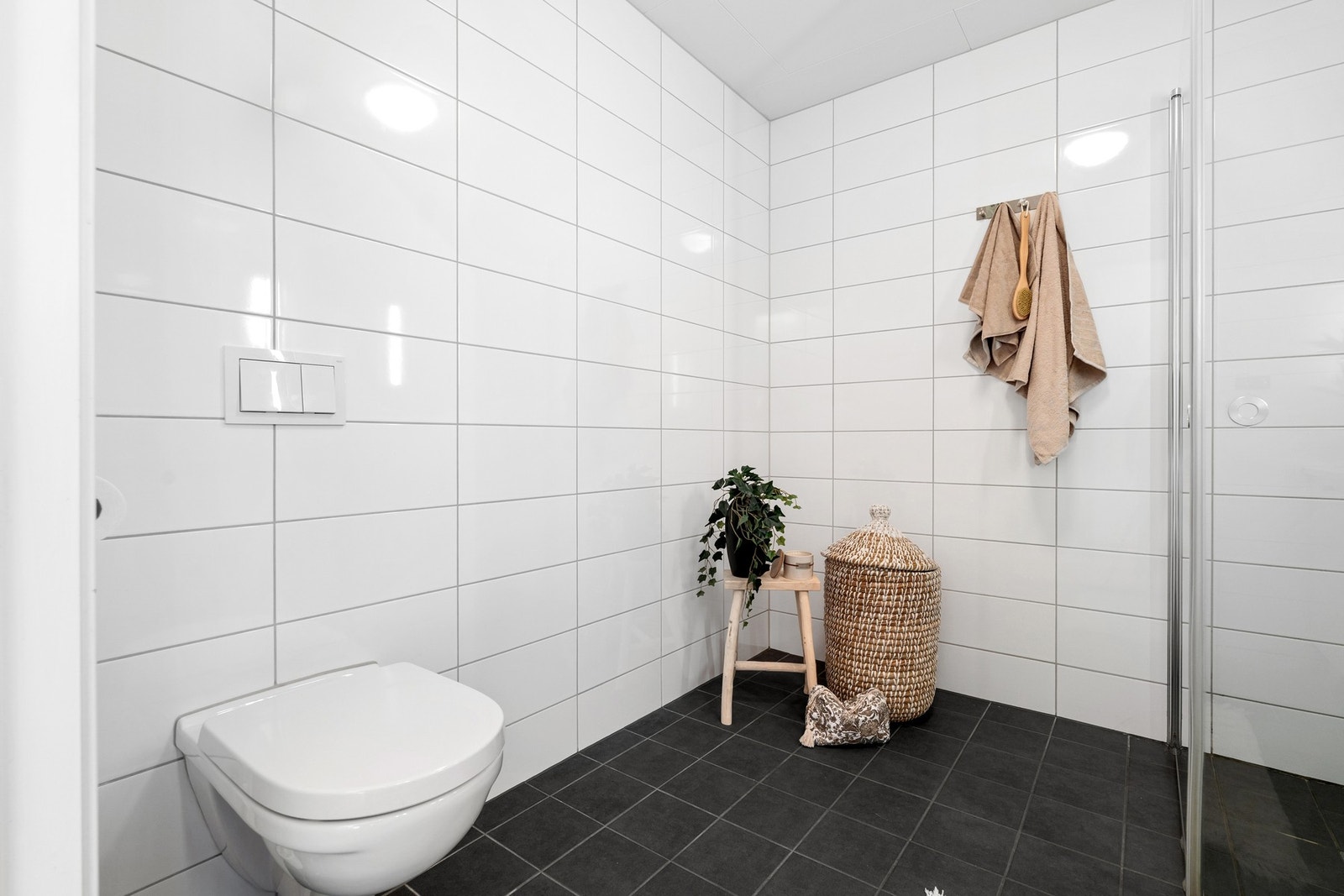 Badet har elektriske varmekabler i gulvet. Galleribilde