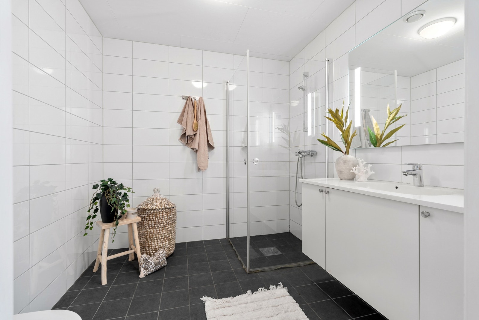 Badet i 1.etg er på 5,4m². Galleribilde