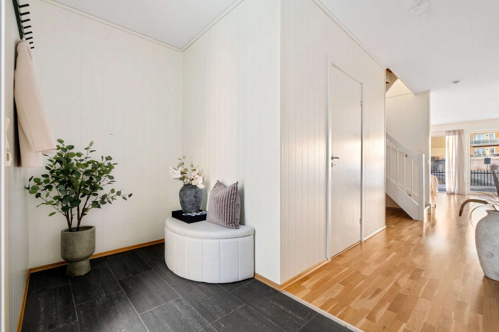 Flislagt og innbydende entré. Galleribilde