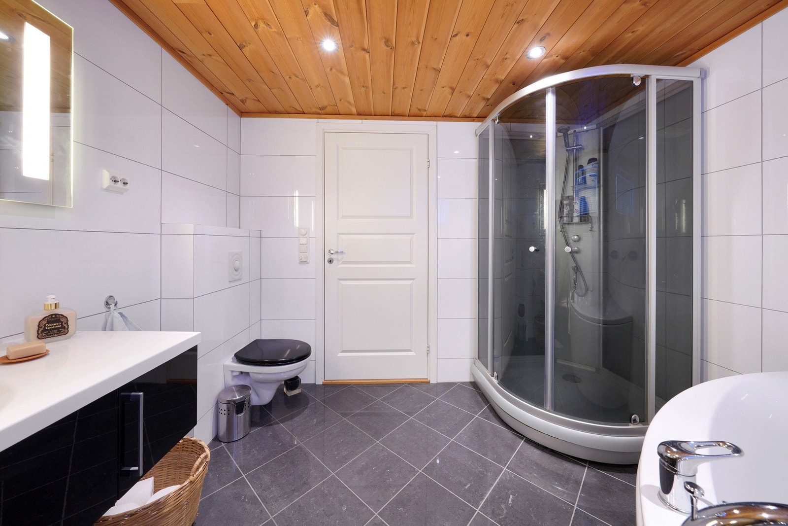 Det er varme i gulv og spotter i tak Galleribilde