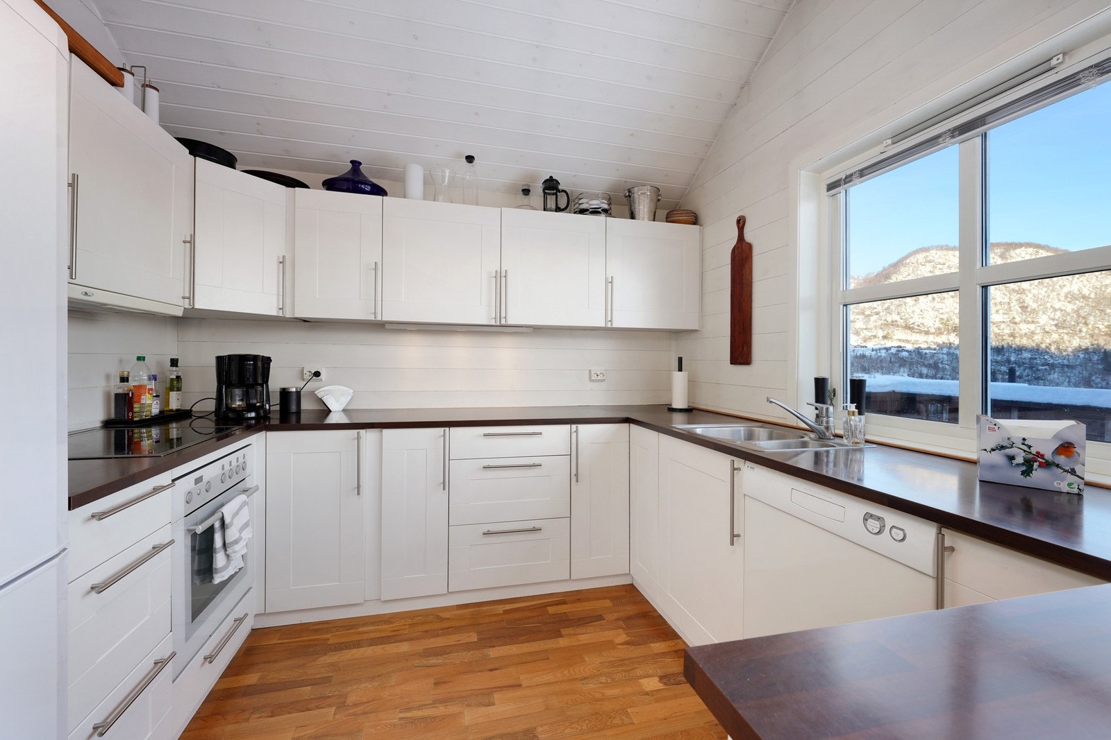 Kjøkken med god skap- og benkplass. Praktisk barløsning i forbindelse med kjøkkenet Galleribilde