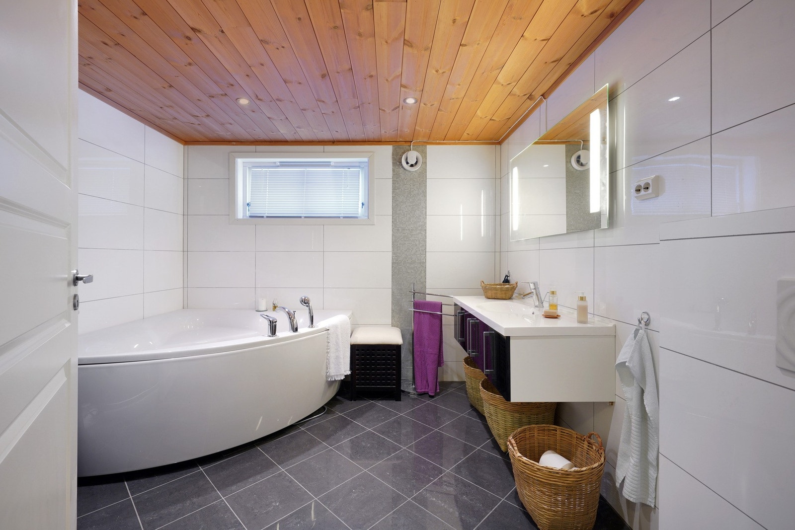 Pent bad med både dusjkabinett og hjørnebadekar Galleribilde