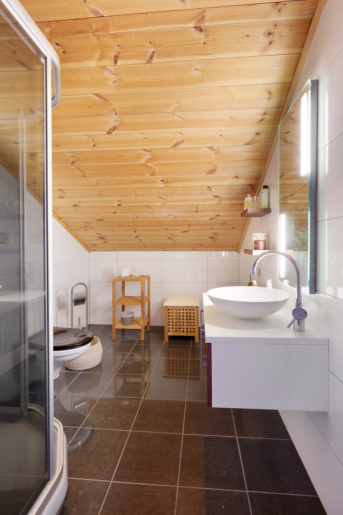 Bad med fliser på gulv og varmekabler Galleribilde