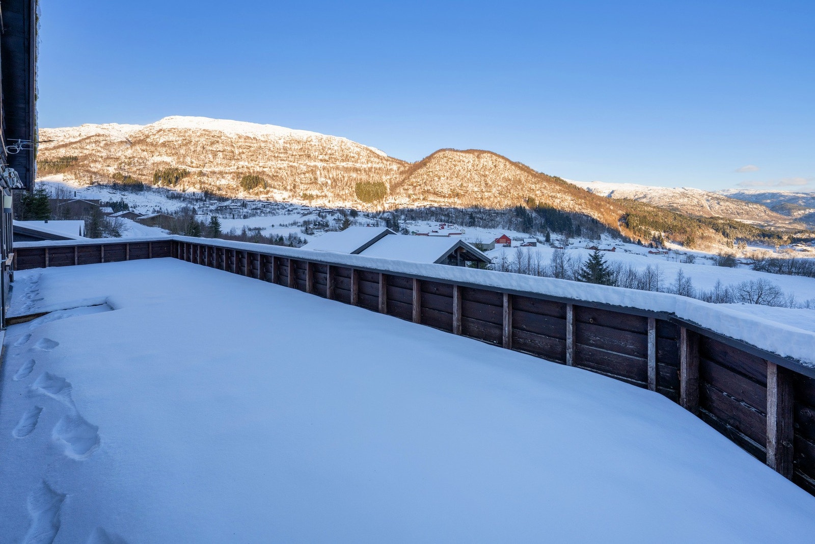 Stor terrasse på 95 kvm. omkranser hytten Galleribilde