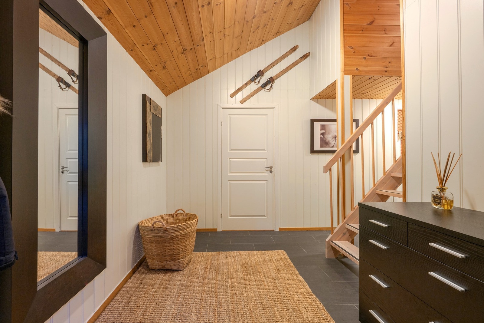 God takhøyde i gangen gir en luftig og fin opplevelse Galleribilde