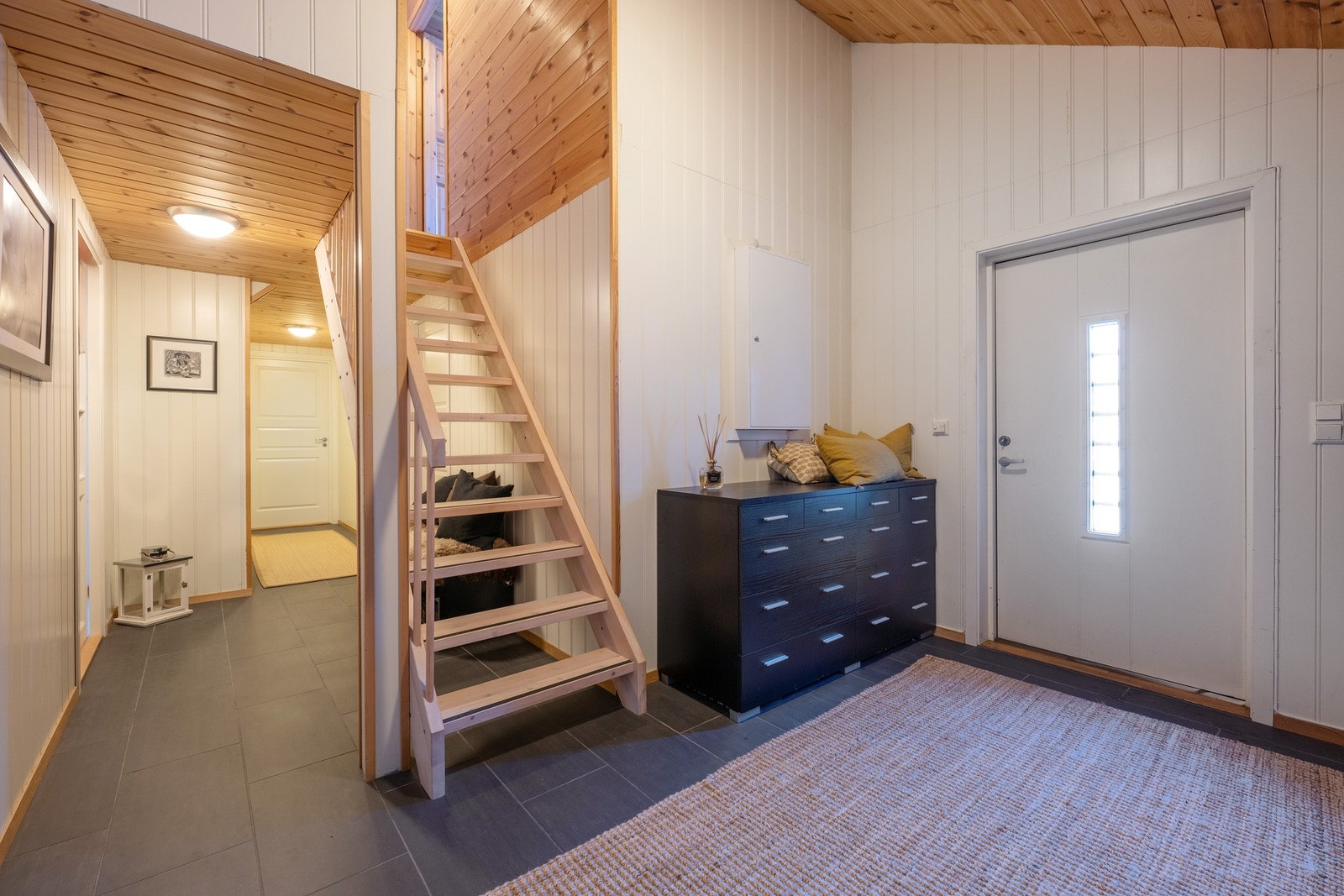 Romslig gang med fliser og varmekabler Galleribilde