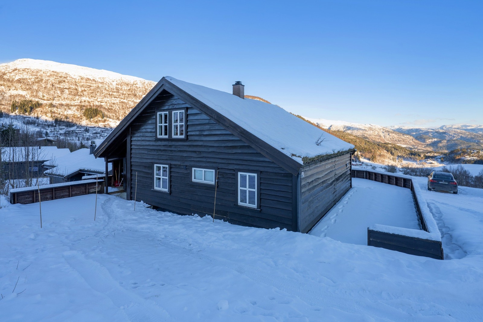 Det er parkering på tomt - Vi kan ønske hjertelig velkommen til Haugane 144. Galleribilde