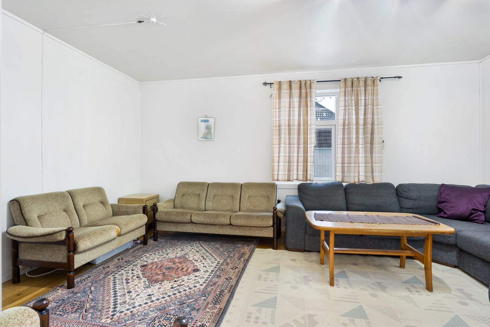 Leil. 1 - Fra kjøkkenet er det inngang til en lys og romslig stue. Galleribilde