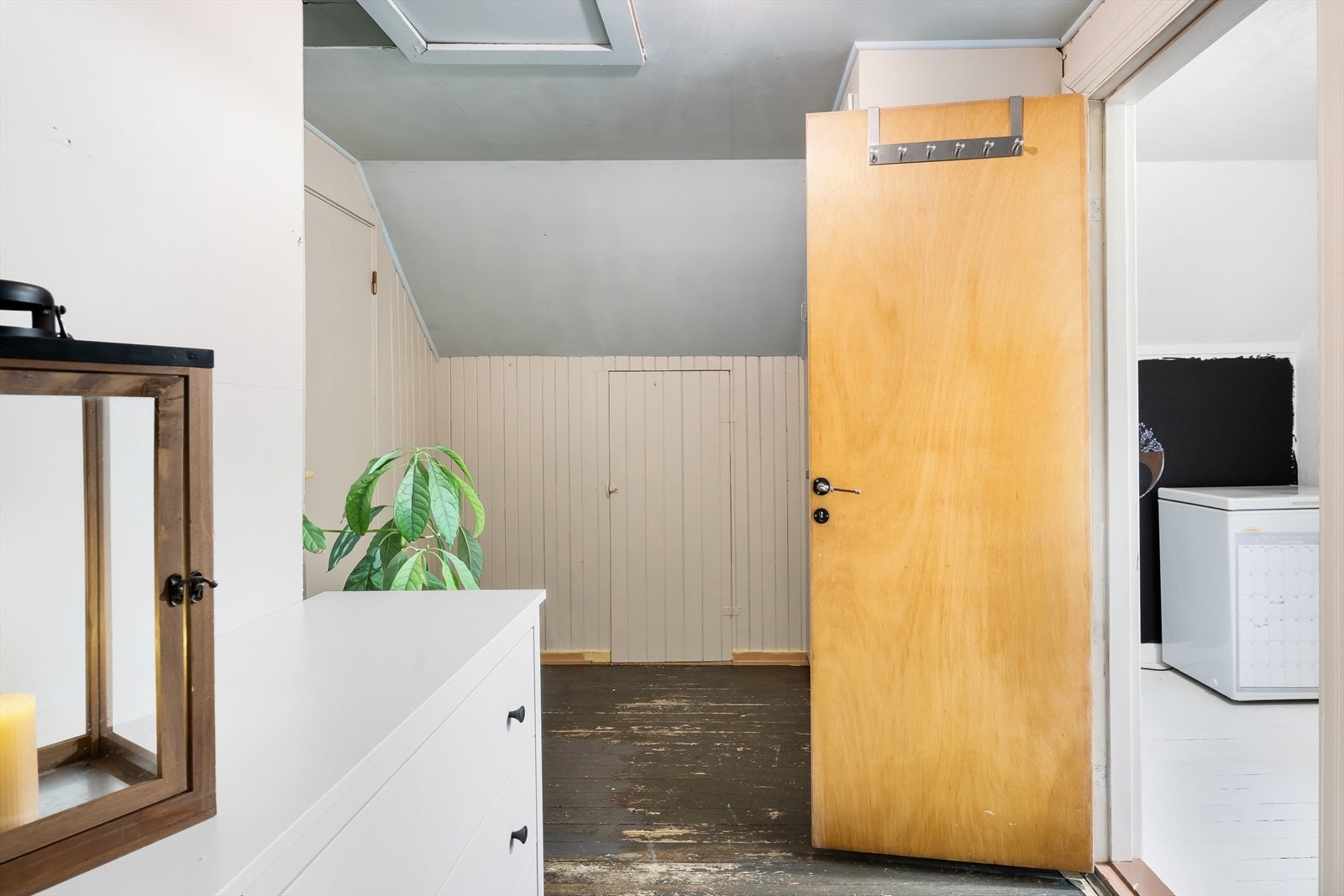 Du kommer opp til en loftsgang med himlingluke til kaldloft, samt inngang til to disponible rom. Galleribilde