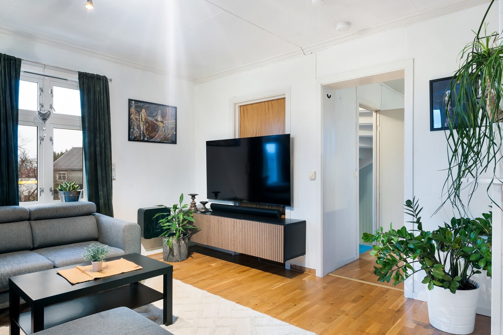 Leil. 2 - Parkettgulv og lysmalte vegger. Her er det satt inn et nytt vindu mot nord i 2025. Galleribilde