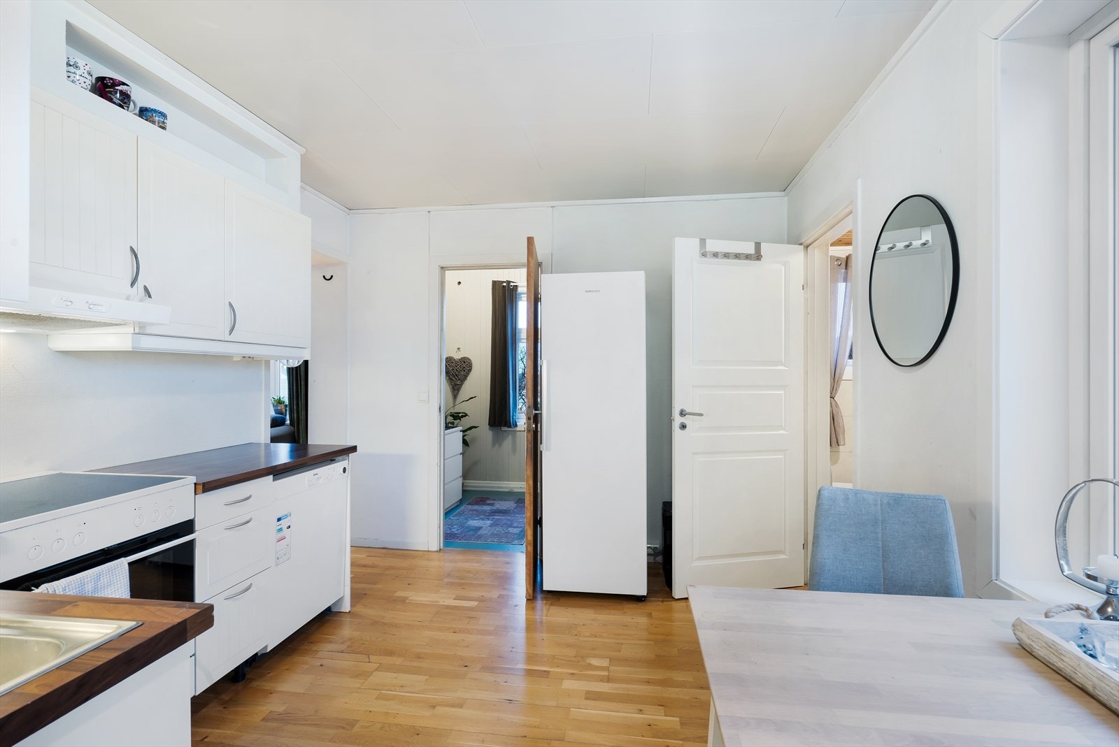 Leil. 2 - Kjøkkenet har en innredning fra IKEA med lyse profilerte fronter og laminert benkeplate. Galleribilde