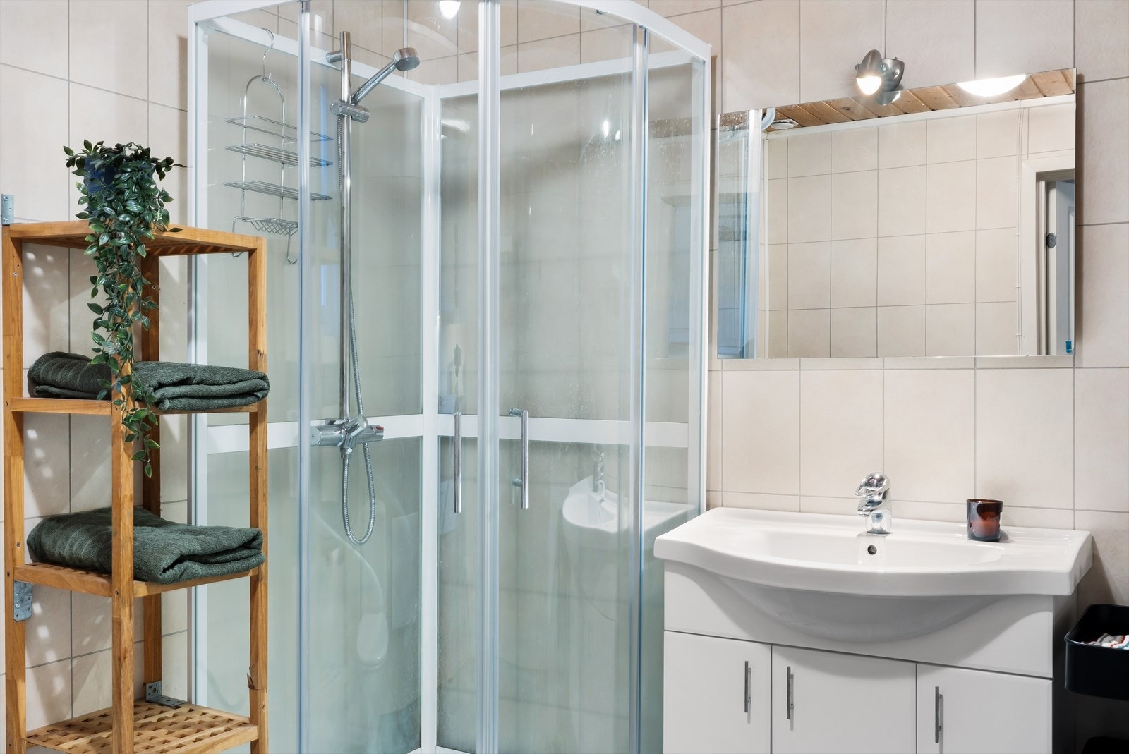 Leil. 2 - Det er montert toalett, dusjkabinett, baderomsinnredning og opplegg for vaskemaskin. Galleribilde