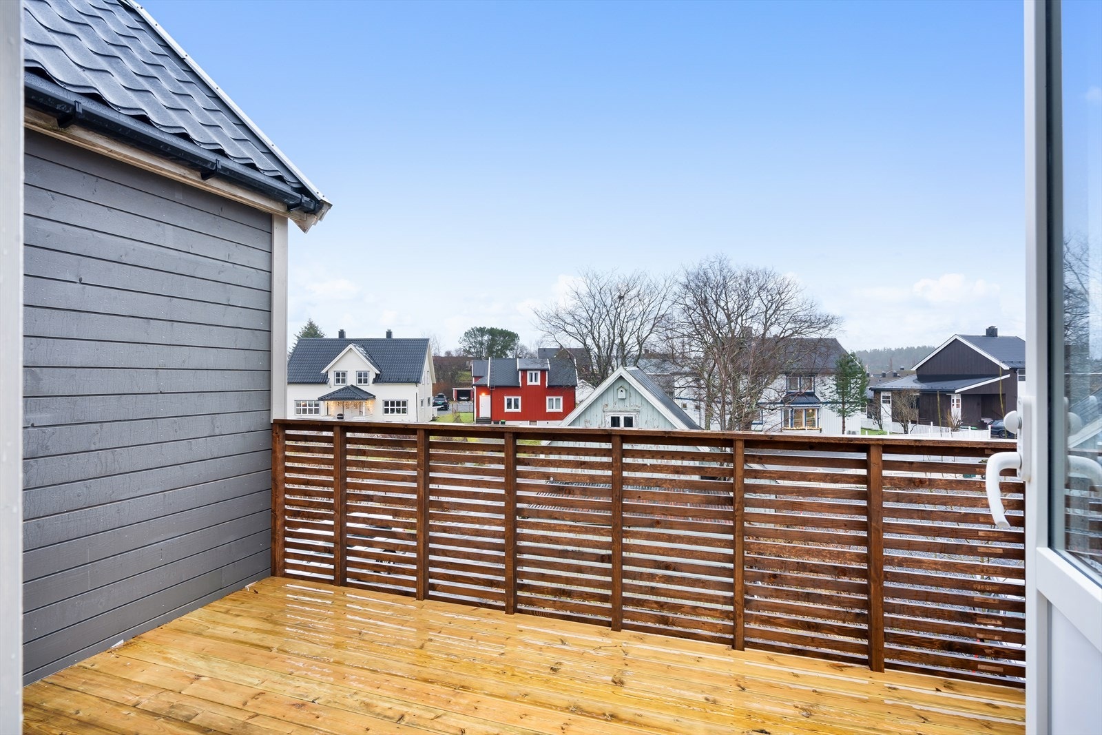 Leil. 2 - Skjermet veranda med tredekke. Her er det satt inn en ny balkongdør. Balkongen ble renovert med nytt dekke og rekkverk i 2025. Denne er vendt mot øst. Galleribilde