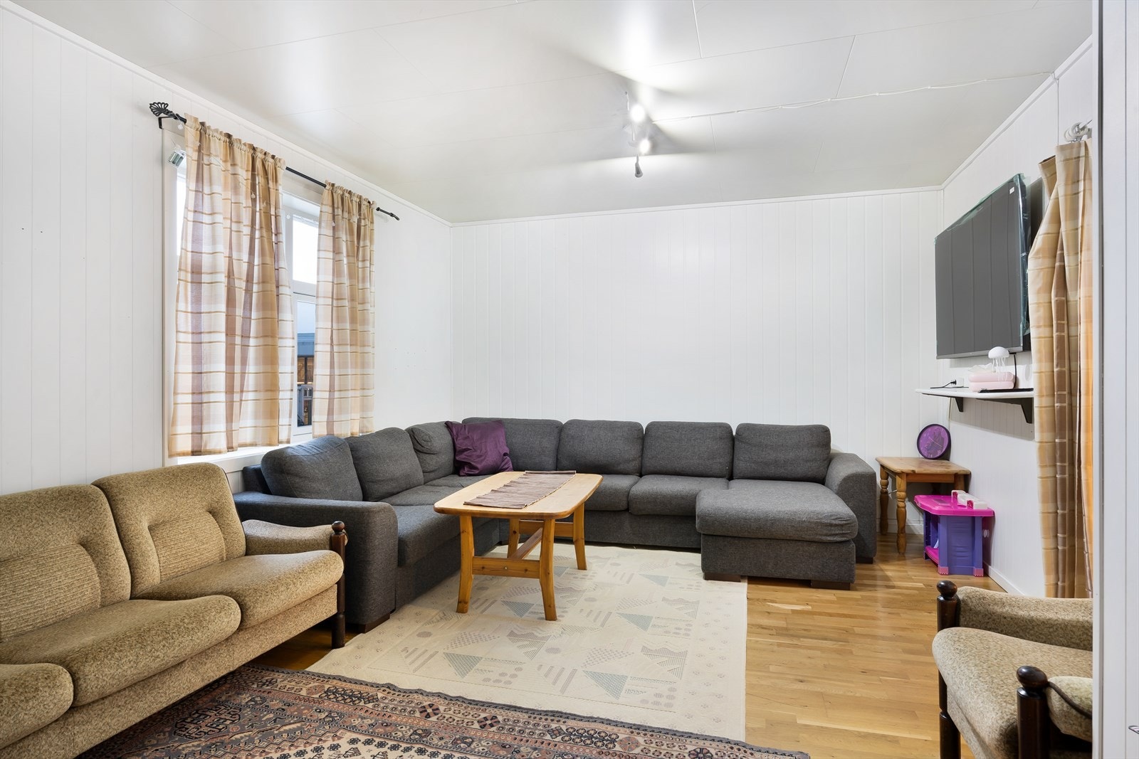 Leil. 1 - Det var tidligere et vindu i nord som nå er fjernet til fordel for mer veggplass. Galleribilde