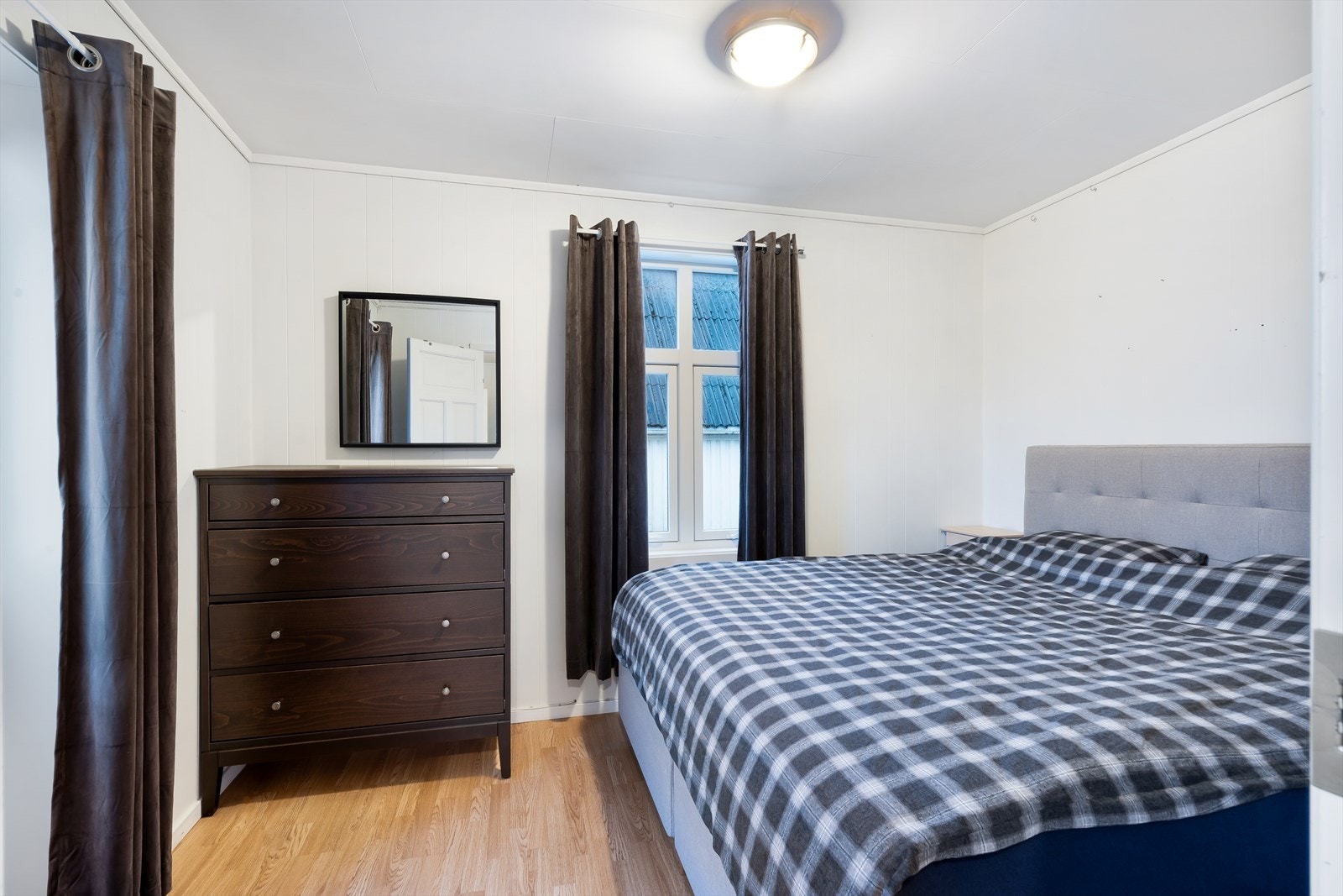 Leil. 2 - Etasjens andre soverom som ligger innenfor kjøkkenet. Galleribilde