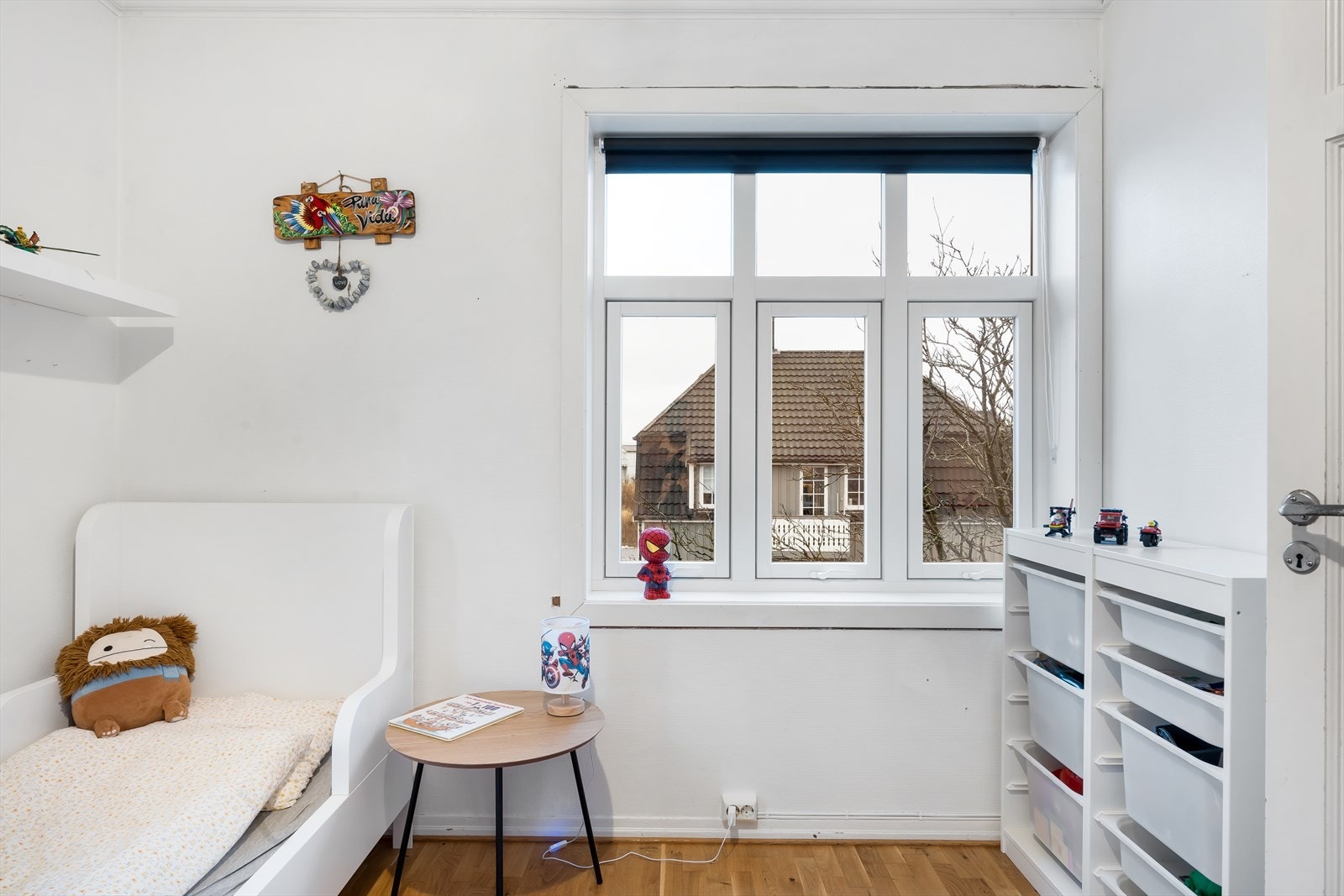 Leil. 2 - Dette soverom var tidligere del av stuen og har godt lysinnslipp fra flere vinduer. Galleribilde