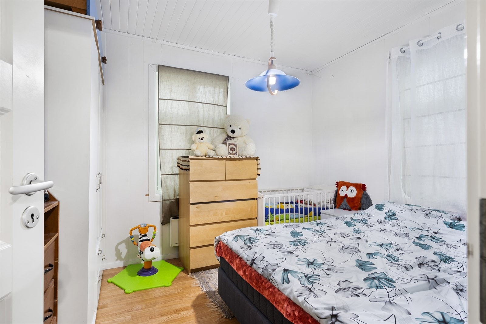 Leil. 1 - Fra stuen er det inngang til leilighetens andre soverom. Dette var tidligere en del av stuen. Vinduer i vest og sør. Galleribilde