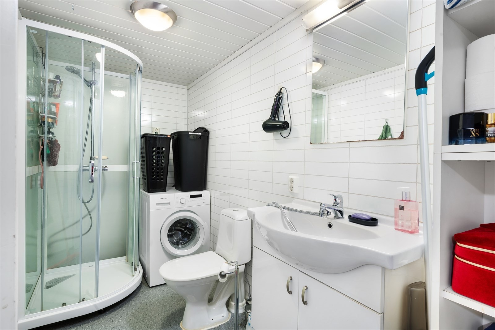 Kjeller - Bad/vaskerom med toalett, dusjkabinett og opplegg for vaskemaskin. Galleribilde