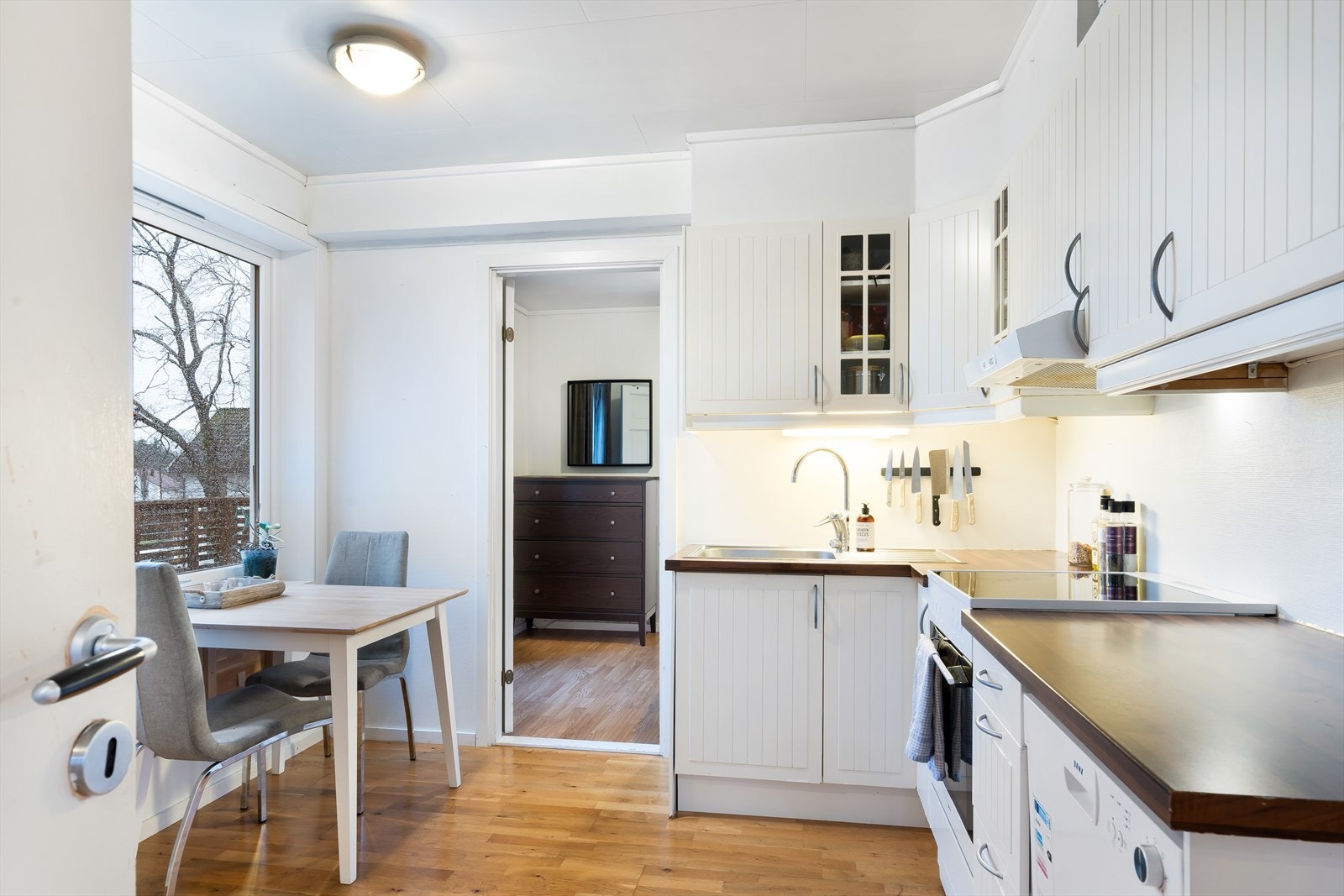 Leil. 2 - Innredning i over- og underskap. Opplegg for oppvaskmaskin. Her er det satt inn nytt vindu i 2025 mot øst. Galleribilde