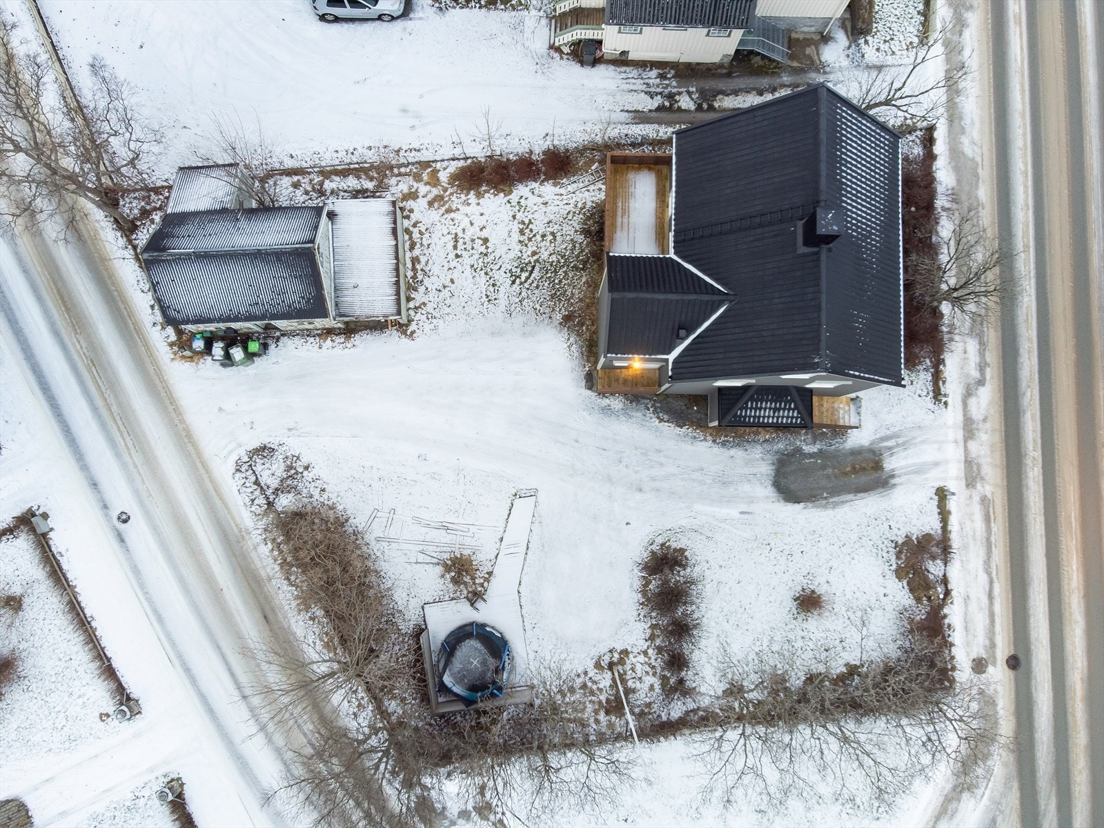 Det er innkjørsel fra Sømnaveien i vest og St.Knuts Gate i øst. Galleribilde