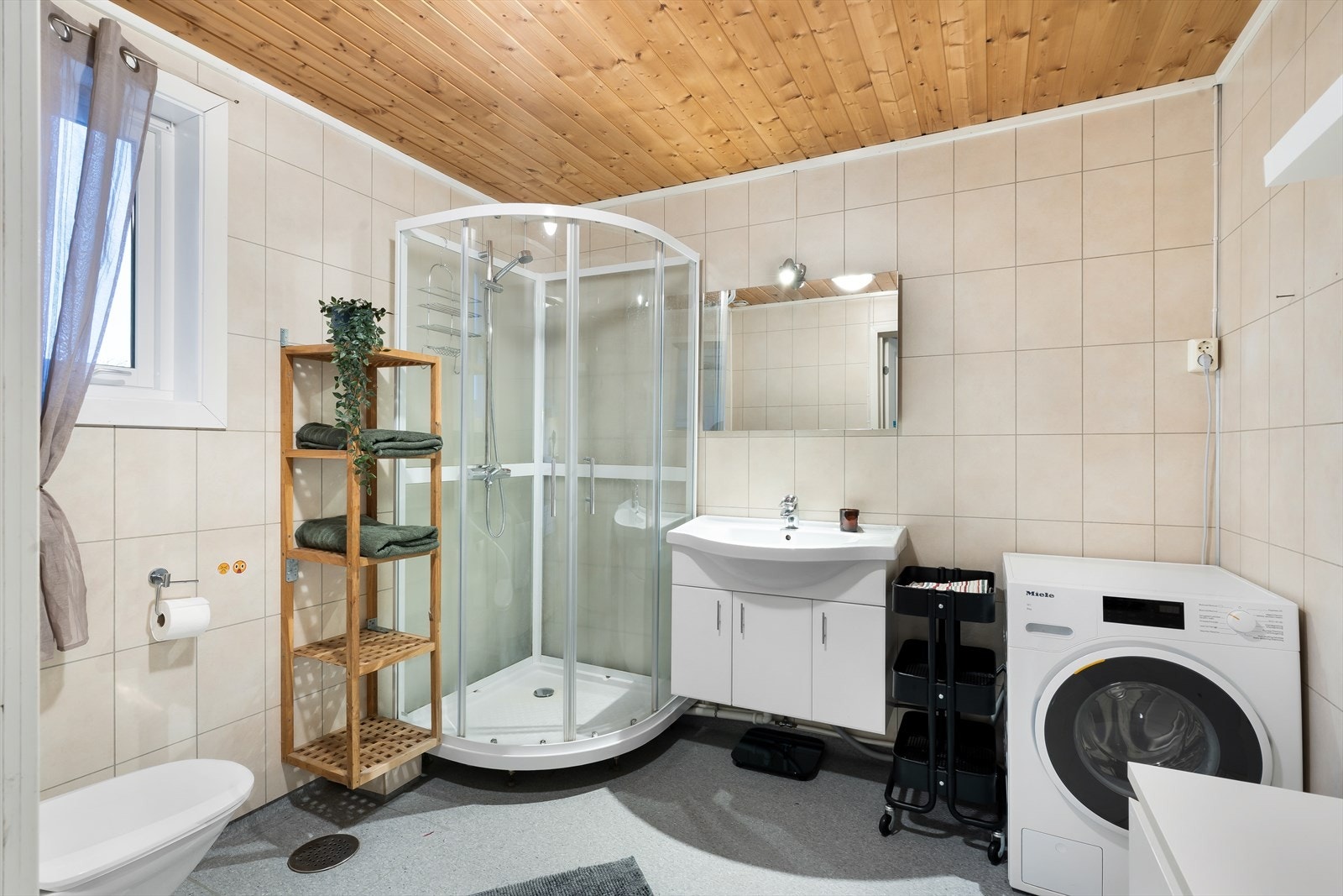 Leil. 2 - Servantskap med heldekkende servant, speil og belysning. Her er det satt inn nytt vindu i 2025. Galleribilde