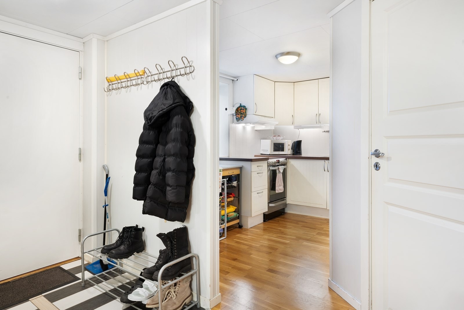 Kjeller - Fra entre kommer du inn til stuen med åpen løsning mot kjøkkenet. Galleribilde