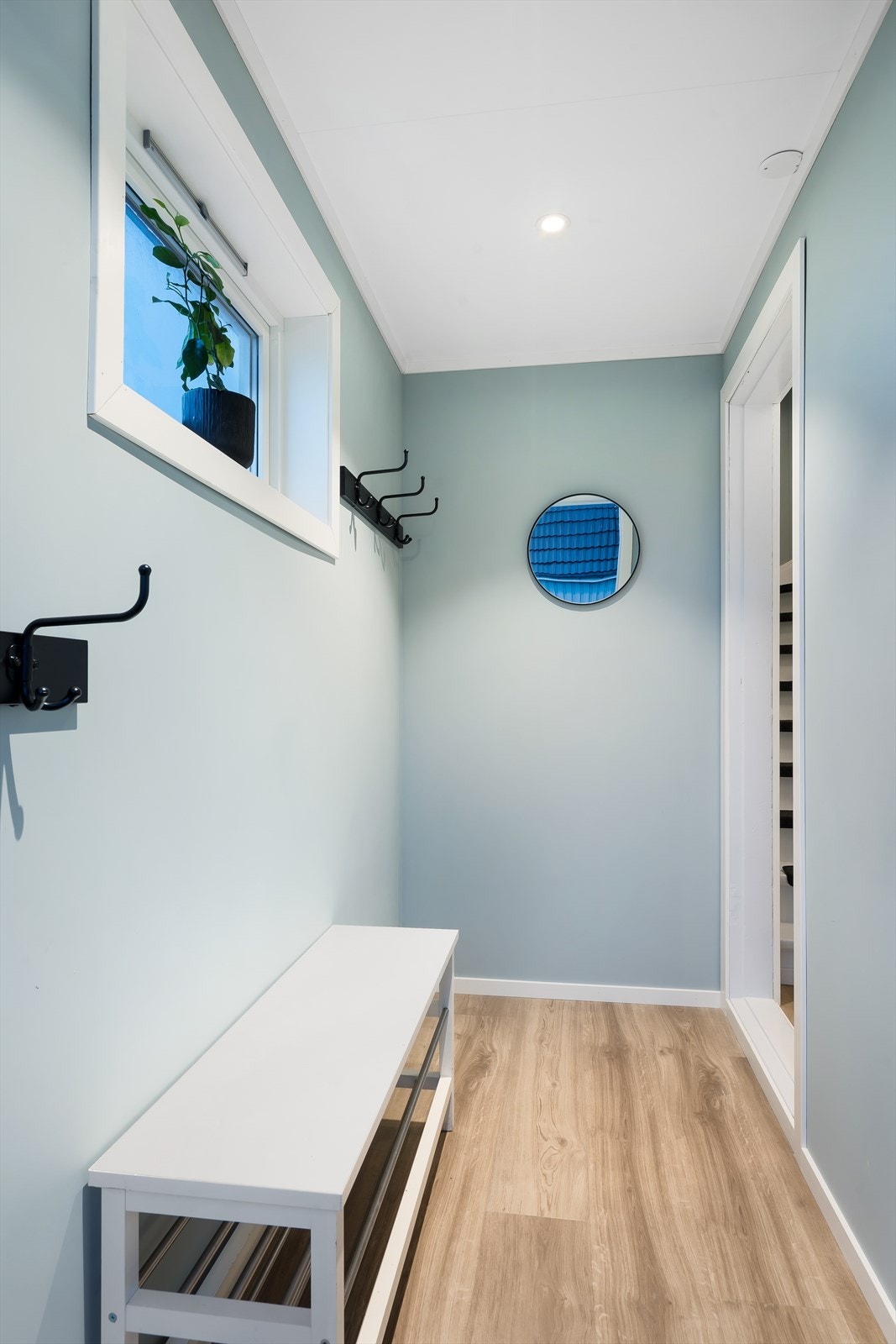 Hele yttergangen ble renovert i 2025 med ny ytterdør, vindu, ny himling med downlight, lagt ny strøm og overflater. Galleribilde