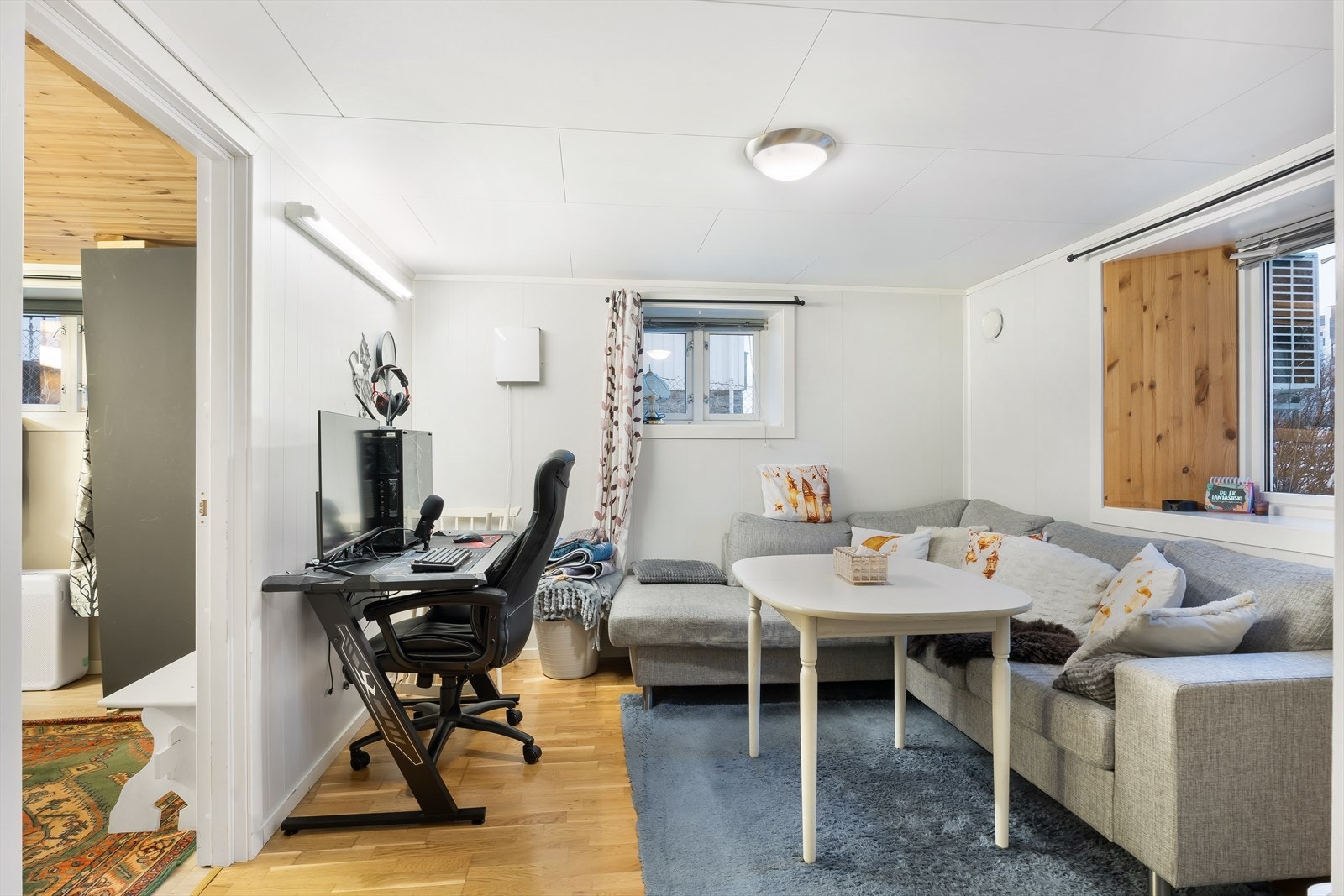 Kjeller - Stuen har parkettgulv og lysmalte vegger. Galleribilde