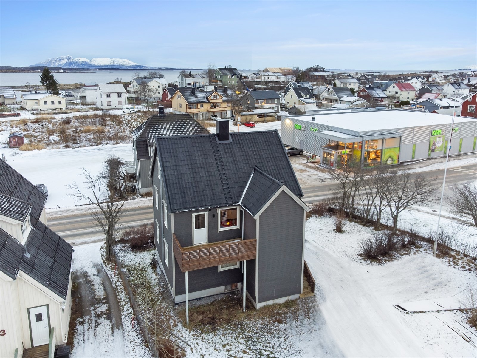 Boligen er renovert i tidsrommet 2008-2025. Kledning i nord og øst, noen vinduer, verandadør, utvendige trapper, rekkverk etc. er fra 2025. Galleribilde