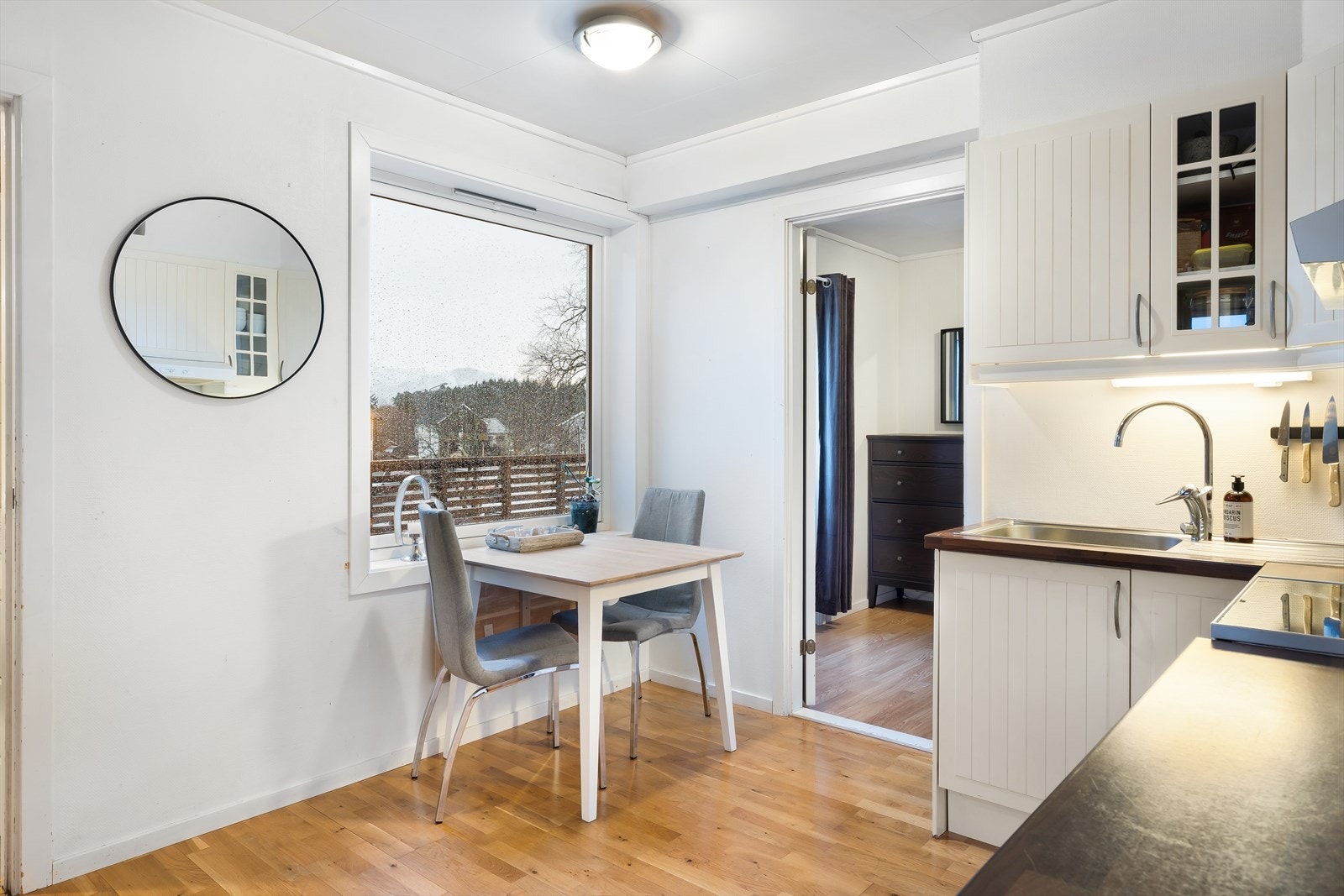 Leil. 2 - Fra kjøkkenet er det inngang til soverom 2 og bad/vaskerom på motsatt side av rommet. Galleribilde