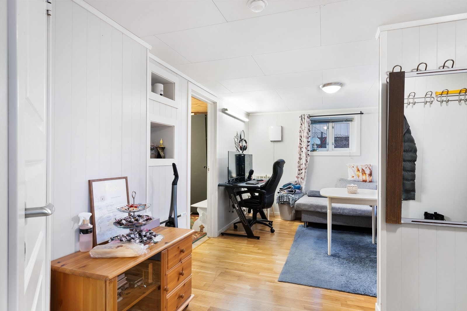 Kjeller - Enheten er innredet med entre, stue, kjøkken, bad/vaskerom og soverom/disponibelt rom men denne etasjen er ikke søkt og godkjent hos kommunen. Galleribilde