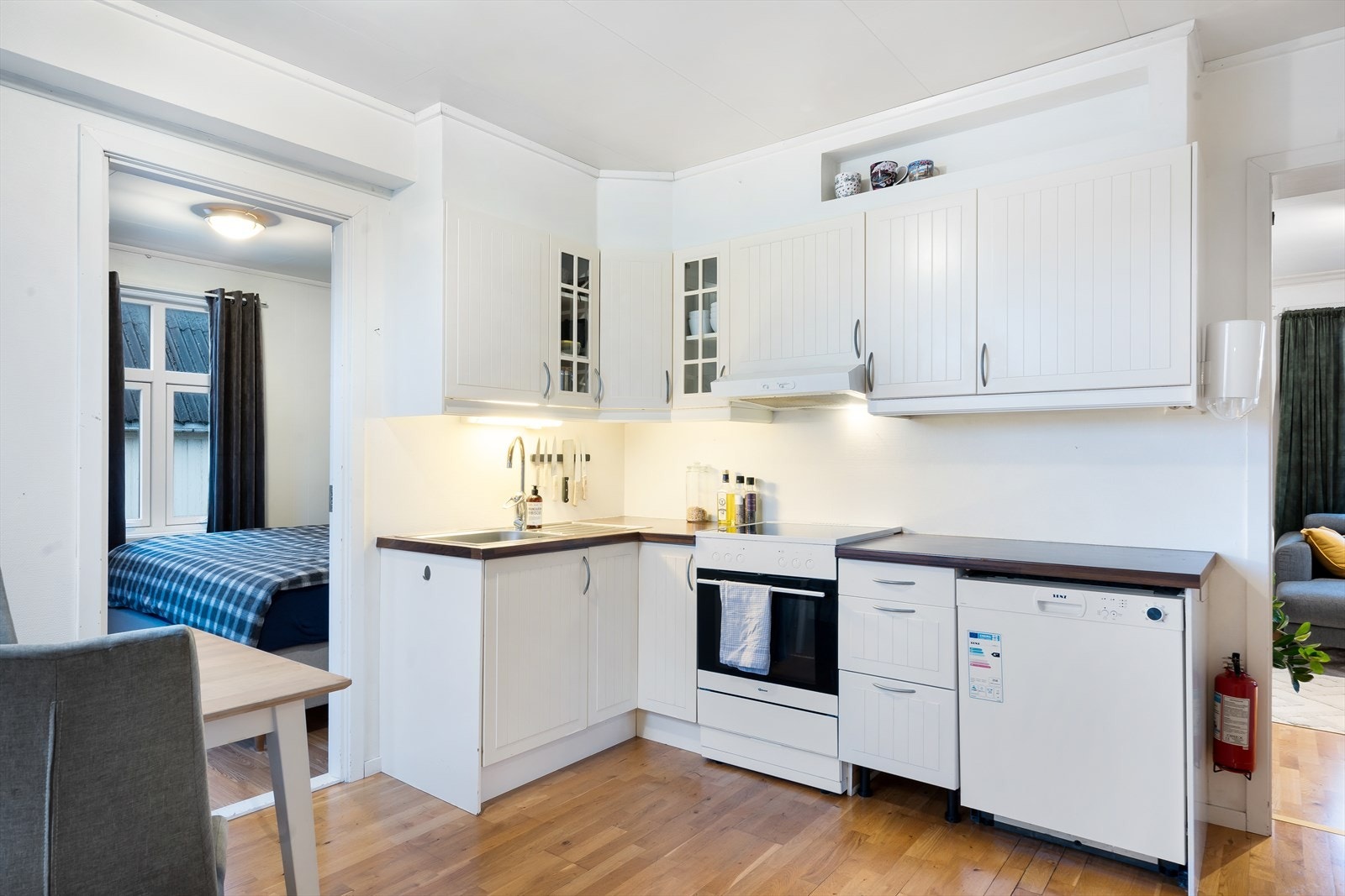 Fra kjøkkenet er det inngang til et soverom. Galleribilde