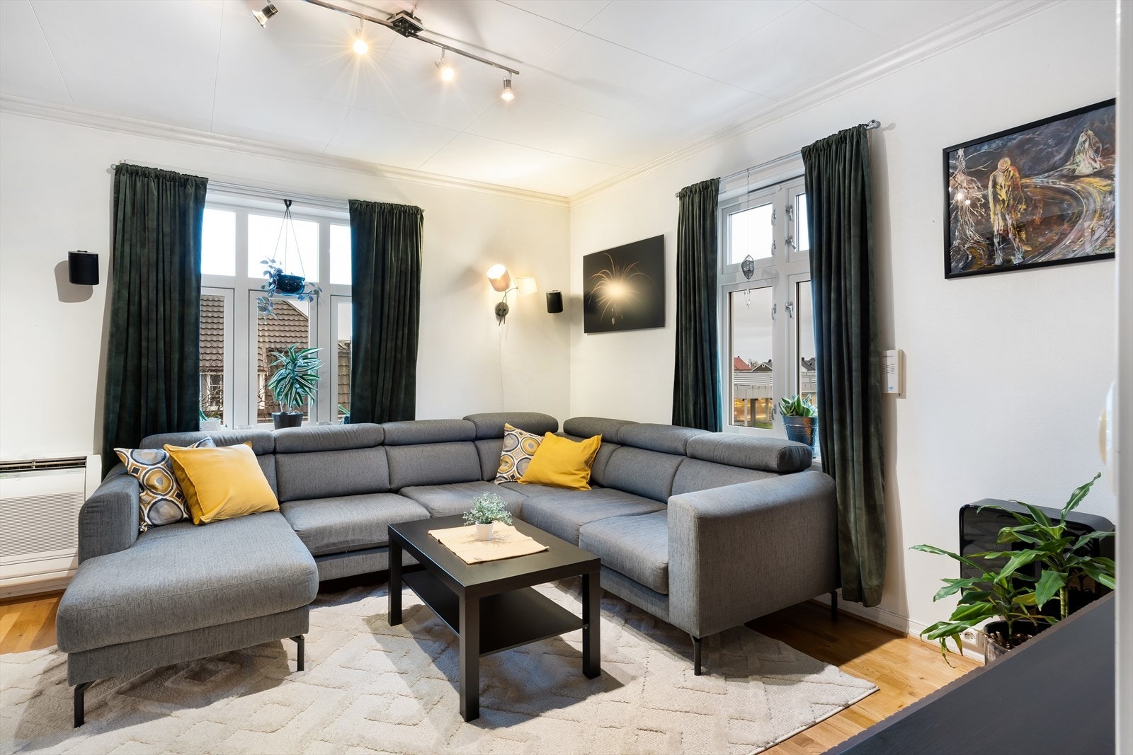 Leil. 2 - Lys og romslig stue med store vindusflater. Galleribilde