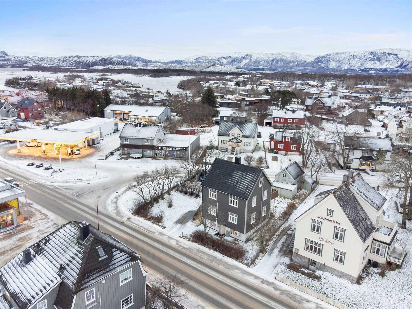 Boligen går over to plan + loftsetasje og kjelleretasje. Boligen er matrikkelført som en enebolig. Galleribilde