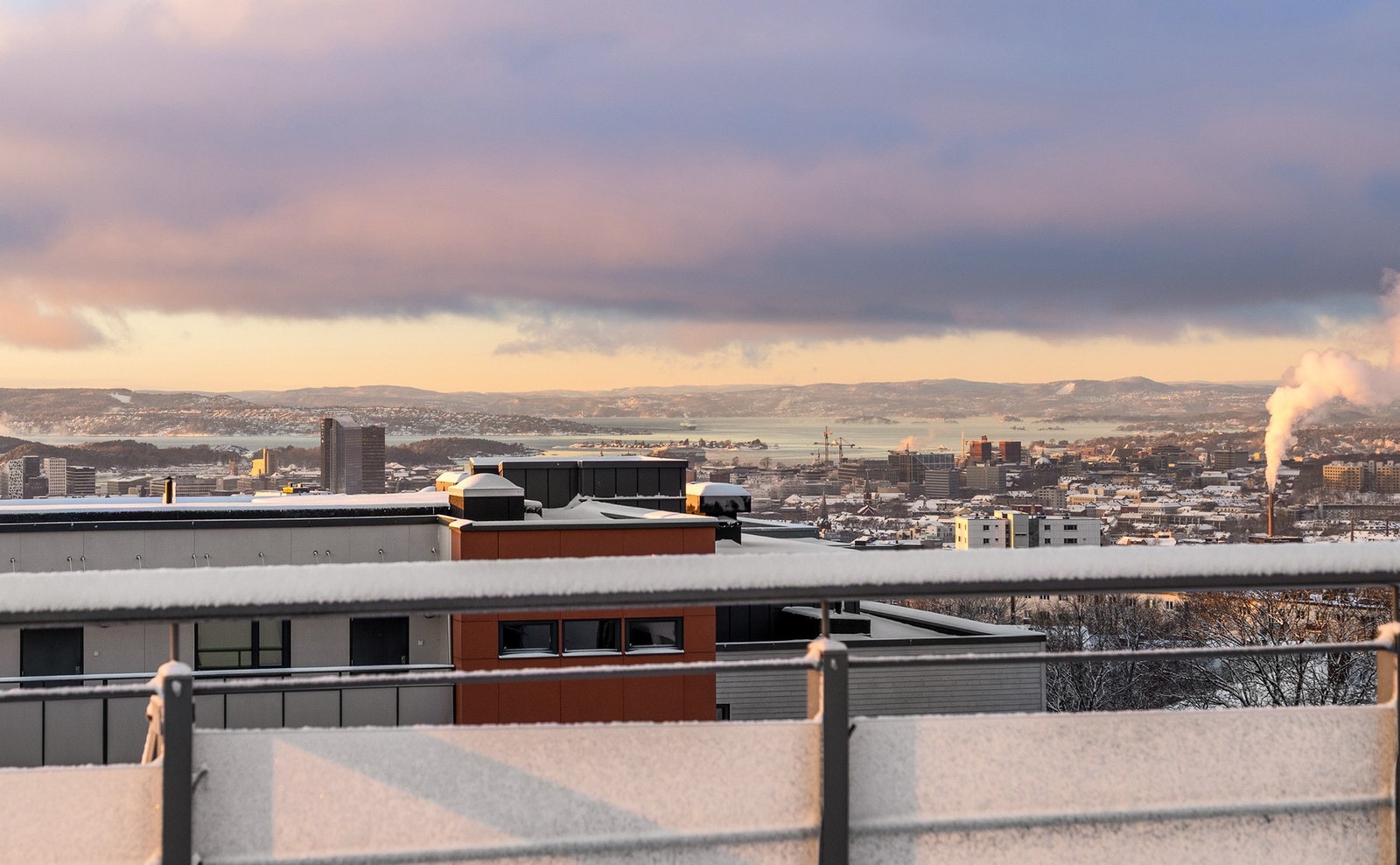 Fantastisk utsikt mot fjord og by. Galleribilde