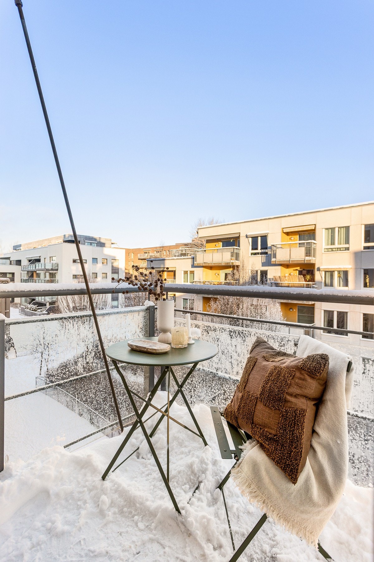 Her vil du få en utvidelse av stuen på sommeren hvor balkongdøren stort sett vil stå åpen. Galleribilde