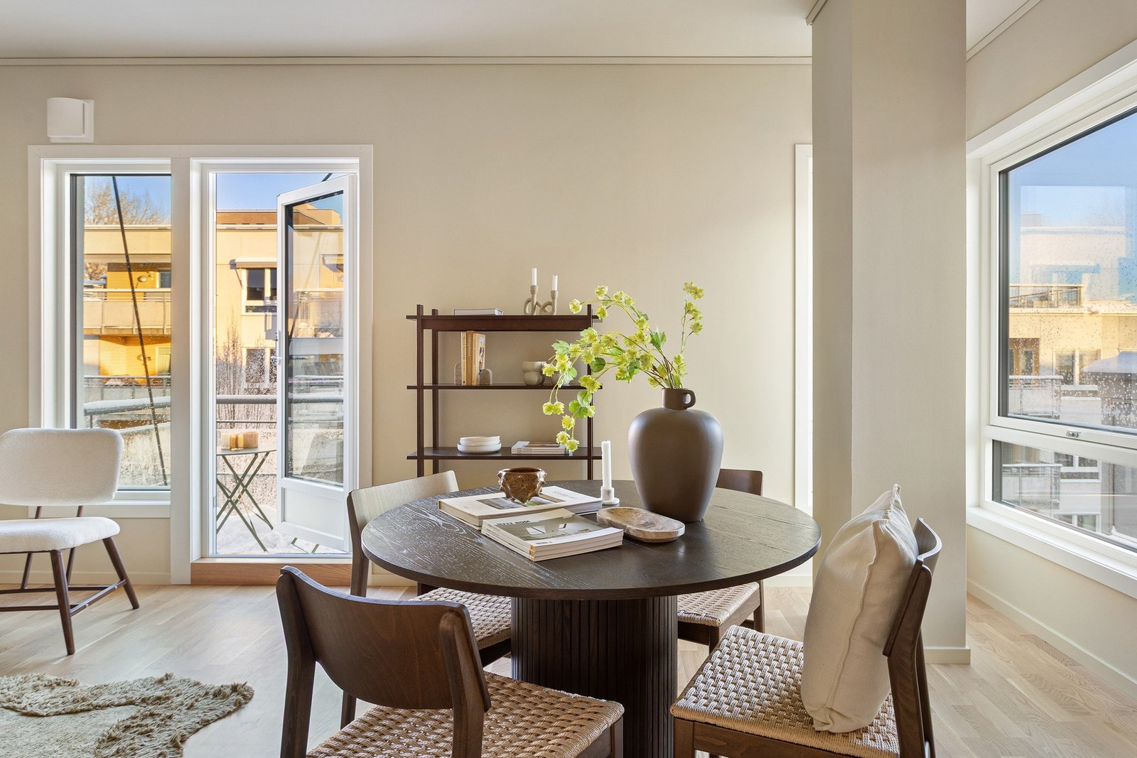 Alle rommene varmes opp ved hjelp av vannbåren varme som er inkludert i felleskostnadene (A-konto). Galleribilde