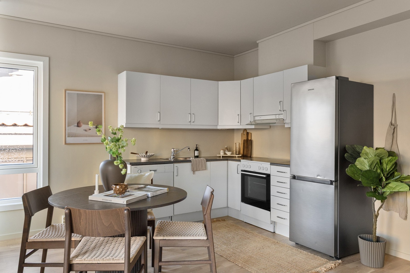 Kjøkkenhjørnet er godt utnyttet med mye skap, skuffer og benkeplass. Galleribilde