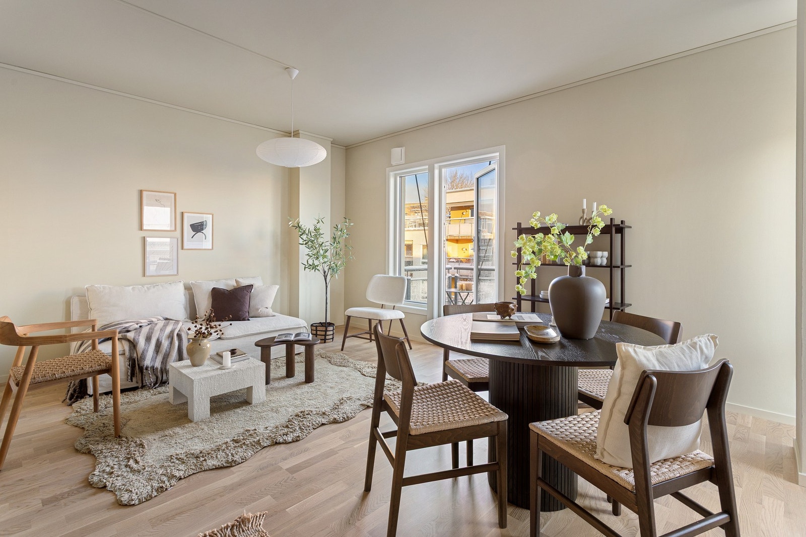 Dette er en tiltalende 2-roms hjørneleilighet fra 2003 med heisadkomst. Galleribilde