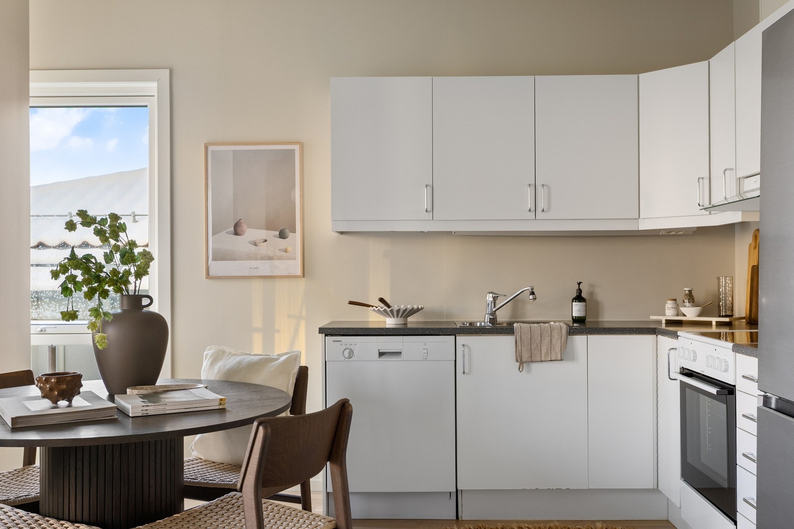 Det er montert belysning og stikkontakt under overskapene. Galleribilde