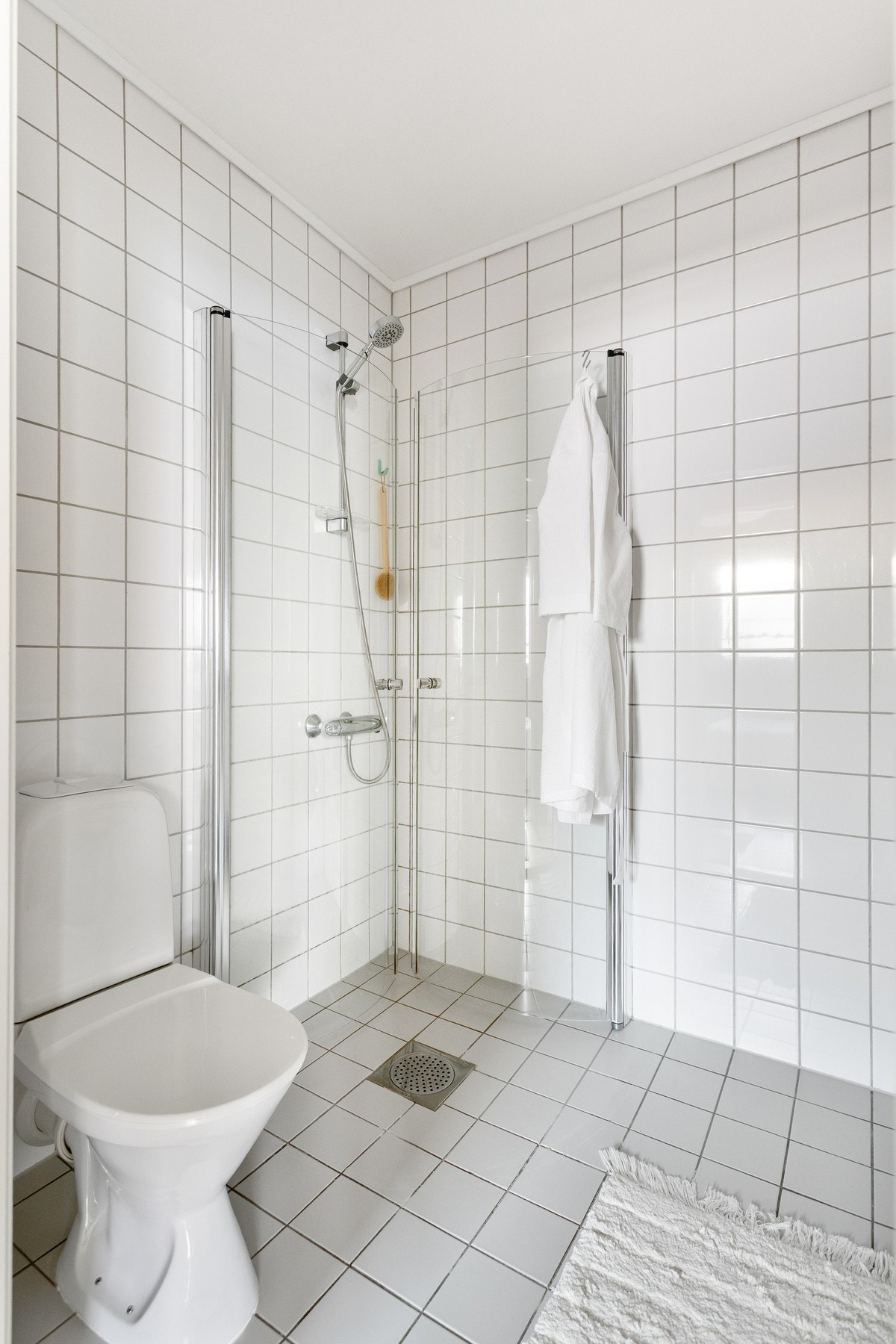 Her får du gulvstående toalett og dusjhjørne med svingbare dører som frigjør plass på gulvet. Galleribilde