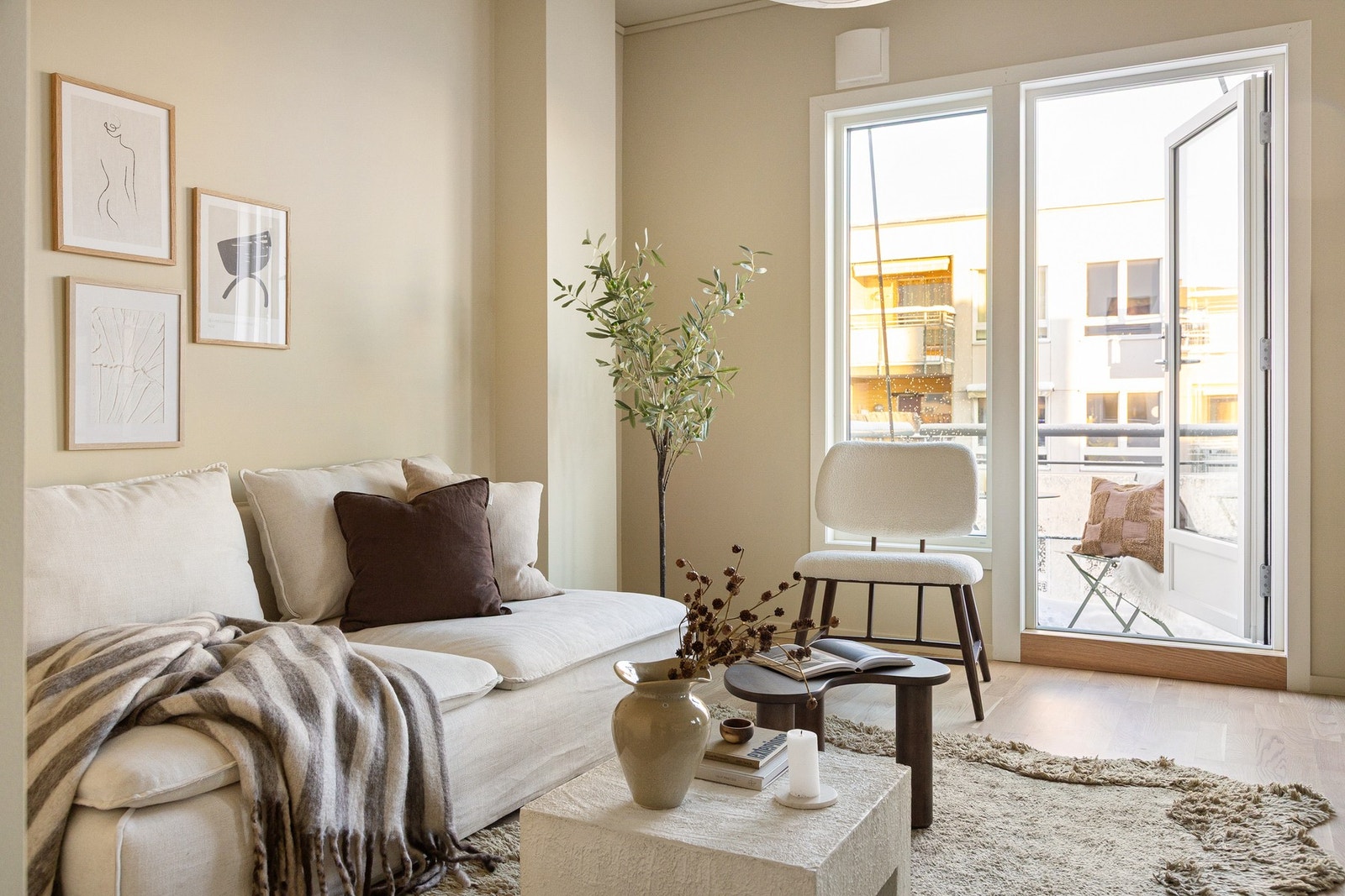 Stuen har fin plass til sofa, salongbord og tilhørende mediemøblement. Galleribilde