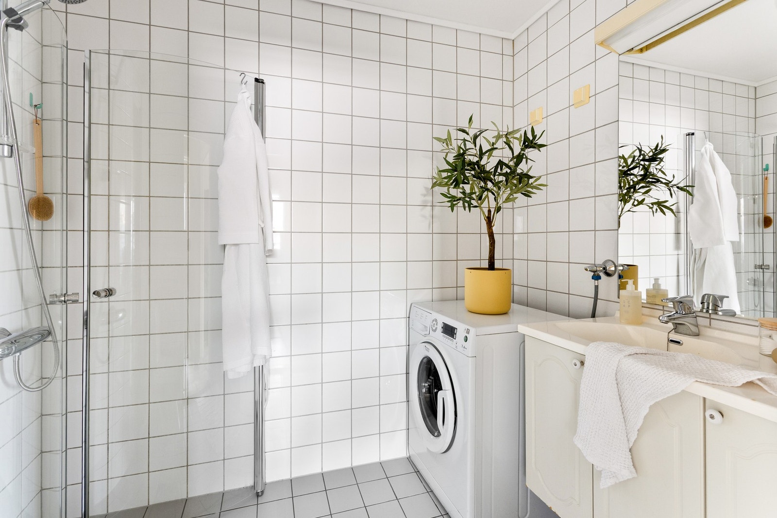 Boligens baderom er lyst og flislagt fra byggeår (2003). Galleribilde