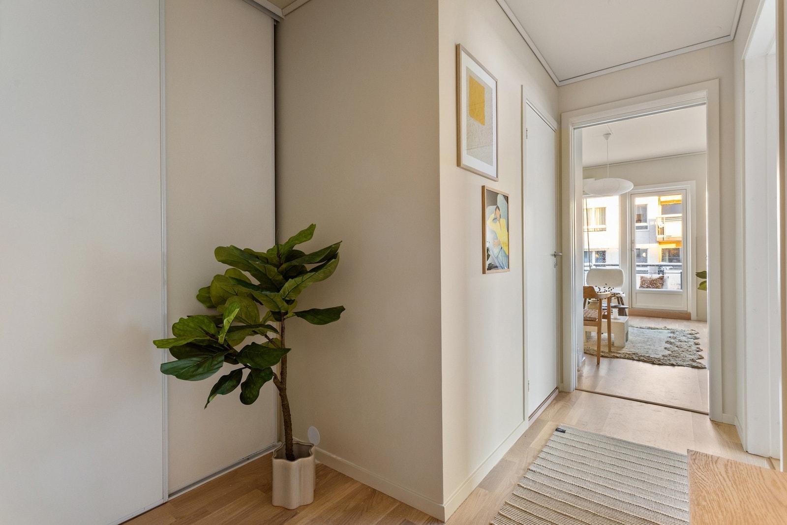 I tilknytning til entréen har du en praktisk skyvedørsgarderobe for oppbevaring, samt god plass til knaggoppheng, sittebenk, speil og lignende. Galleribilde