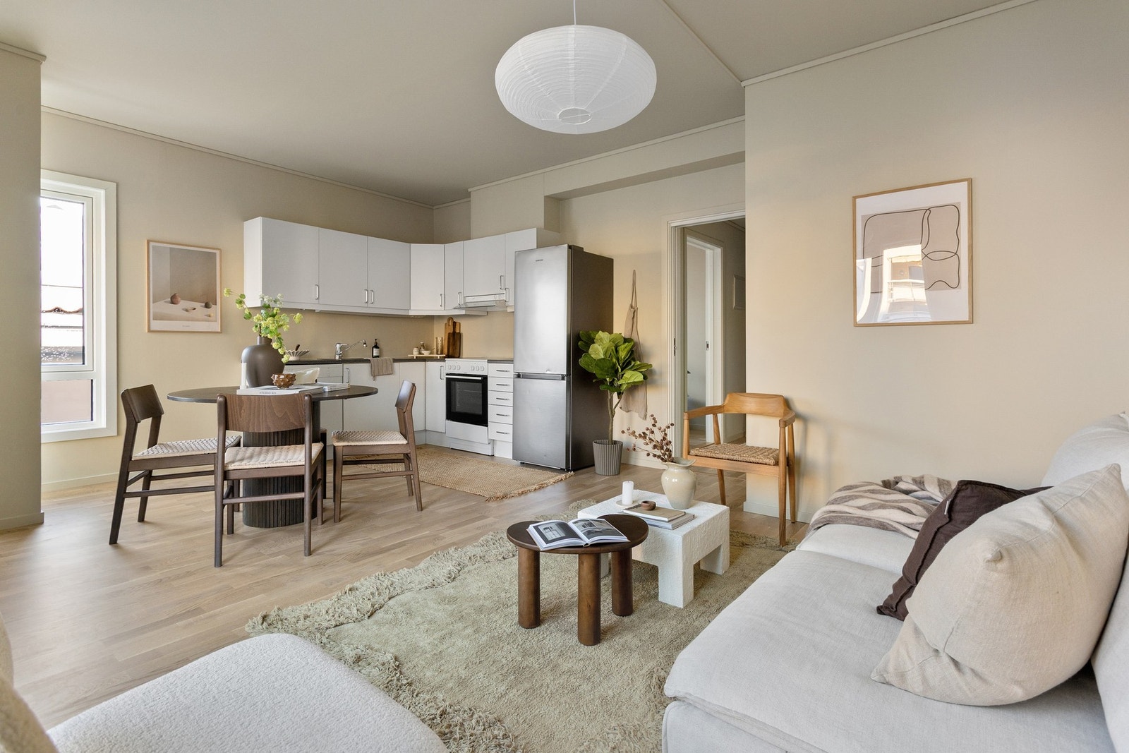 Den åpne stue- og kjøkkenløsningen gir et sosialt og luftig allrom. Galleribilde