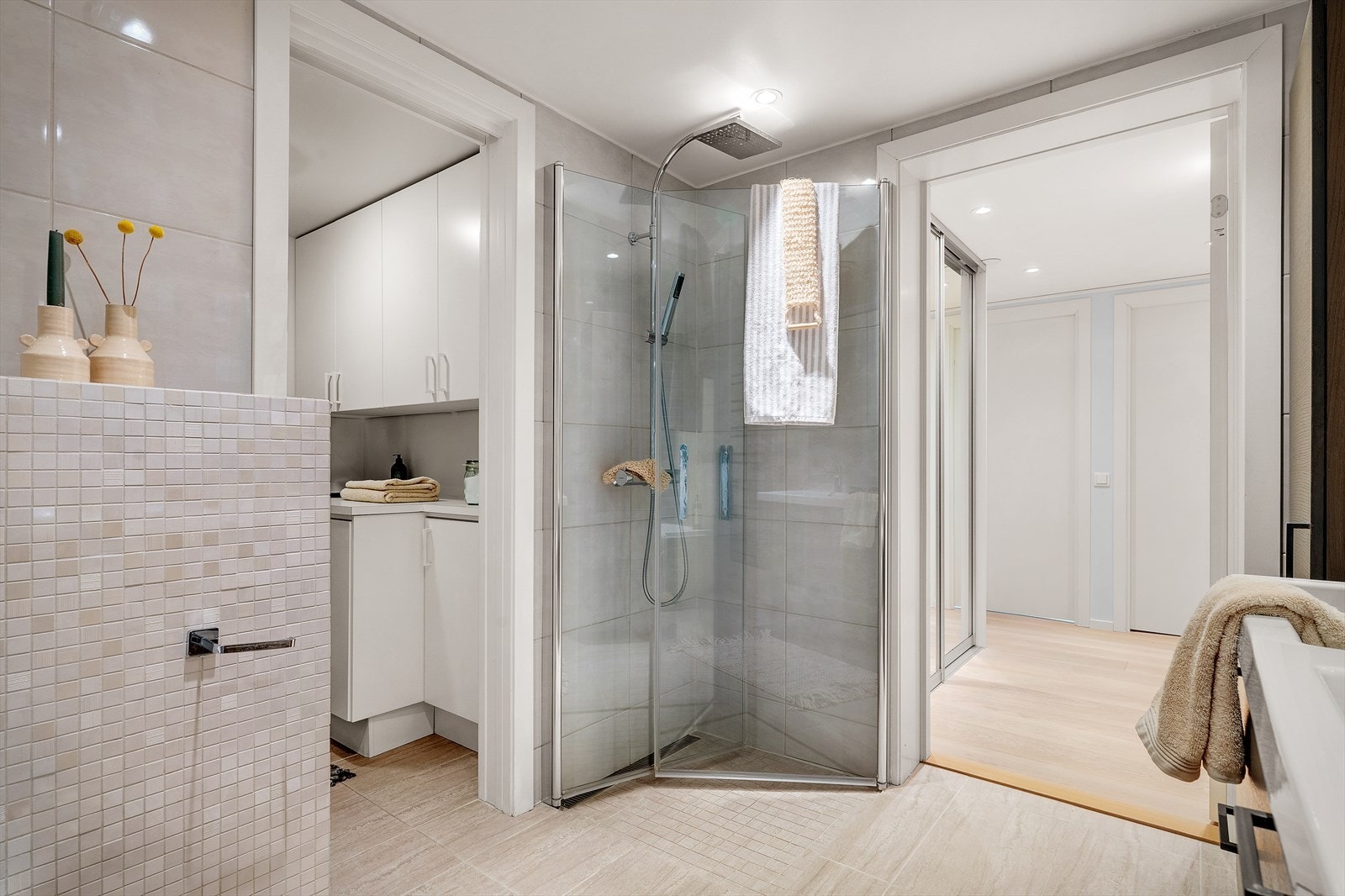 Dusjhjørne med svingdører som gir en god utnyttelse av rommet Galleribilde