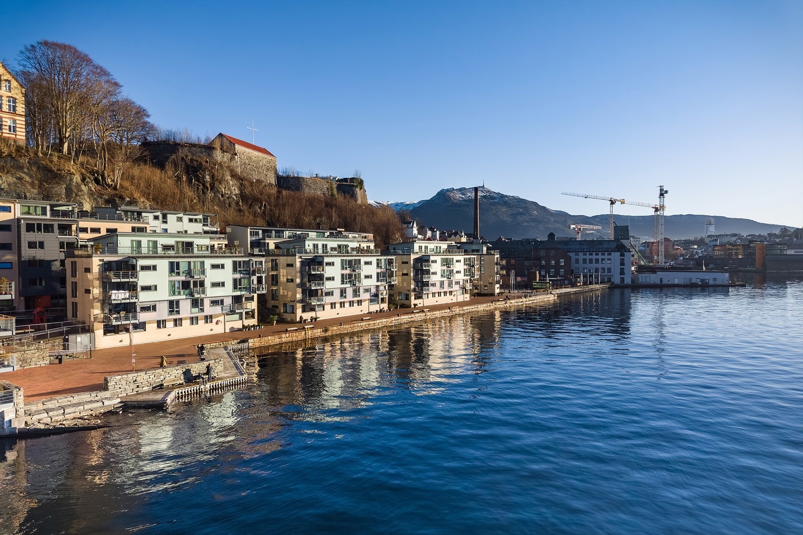 Spaser inn til sentrum langs brosteinsbelagte gater og sjarmerende trehus og ta deg tid til å utforske de mange smitt og smau som er å finne på Nordnes Galleribilde